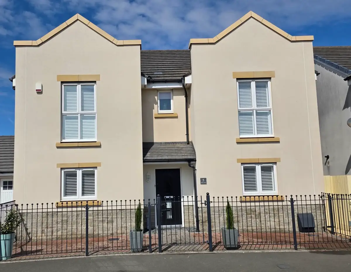 Clean white rendered wall after professional soft-wash render cleaning